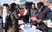  崇信县图书馆开展文化惠农“三下乡”活动