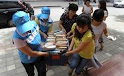 酒泉“图书漂流”让沉睡的图书活起来