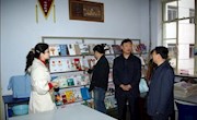上海市浦东新区陆家嘴图书馆许群毅主席一行对麦积区“农家书屋”进行了考察　并提出援助计划