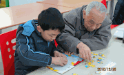 甘肃省少儿图书馆举办拼图比赛活动