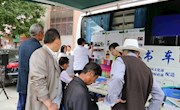 镇原县委宣传部与镇原县图书馆联合举办“传承红色文化 铭记革命精神”纪念馆巡回展暨流动图书车“六进”活动之走进城关镇