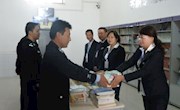瓜州县图书馆“流动图书”进看守所