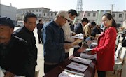 临泽县图书馆送书到农家