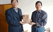张克复先生向甘肃省图书馆捐赠图书三百余册