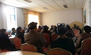 肃南县图书馆把关爱送给老人们