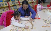 少儿图书馆举办趣味多米诺骨牌亲子活动