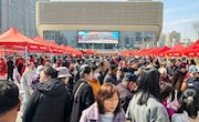 省图书馆流动图书车满载书香点亮文明集市