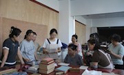 银发护文脉 巧手缮古籍——甘肃省图书馆开展西文古籍修复讲解演示活动